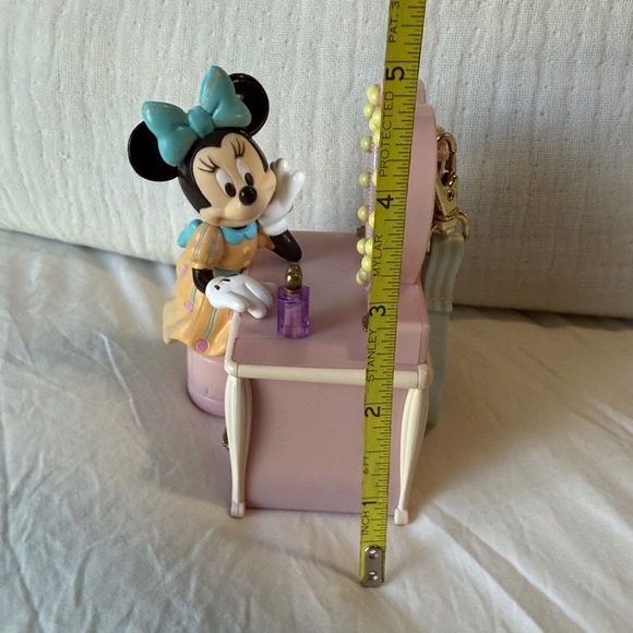 Tokyo Disney Resort Collectible Minnie Mouse Vanity Candy dispenser. - Picture 7 of 7